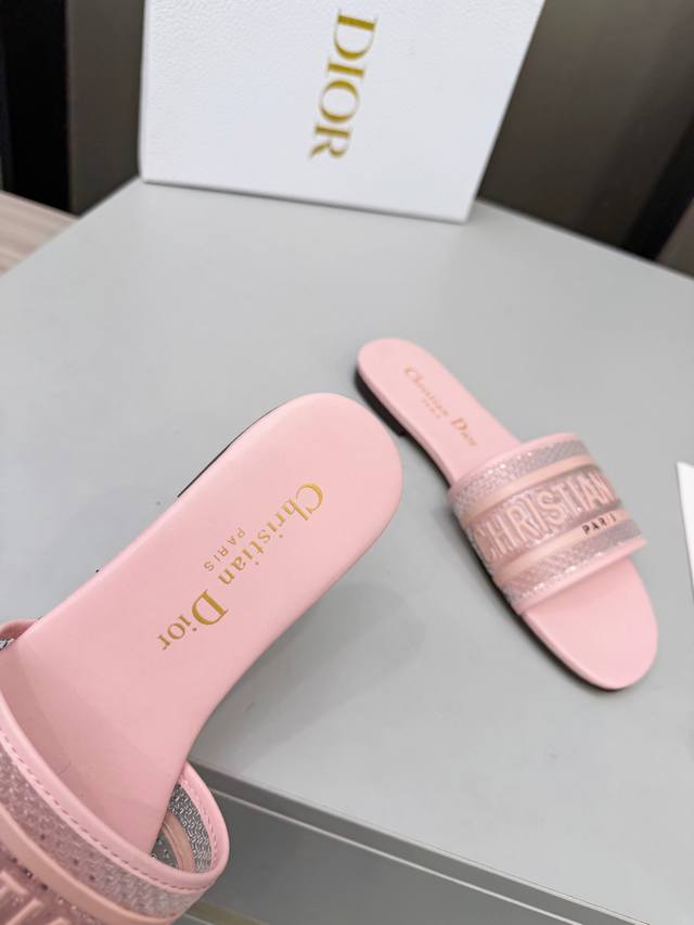 工厂P价 女装女鞋 运动原单 2026春夏新款Dior D-Lane 迪奥凉拖一字果冻系列拖鞋 DDD 这款 D-Lane 凉拖彰显经典风格，展示镂空藤格纹图案