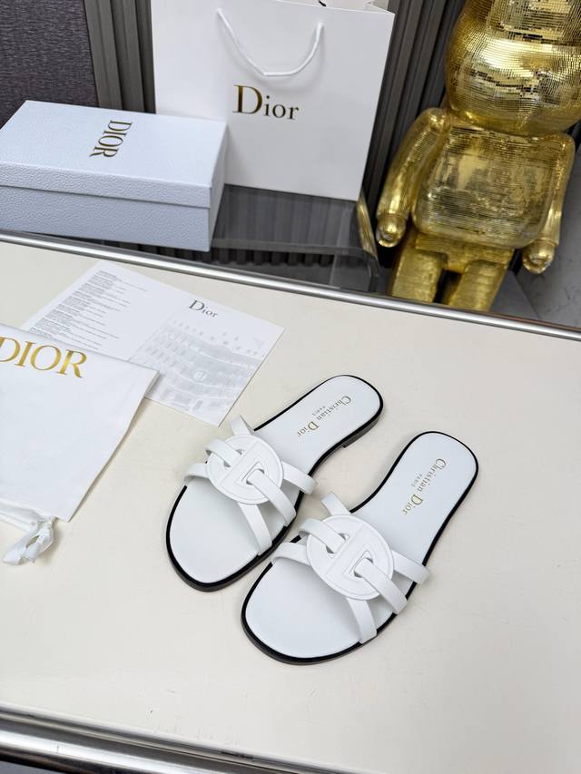 工厂P价 女装女鞋 运动原单春夏新款Dior D-Lane 迪奥凉拖一字镂空拖鞋 DDD 这款 D-Lane 凉拖彰显经典风格，展示镂空藤格纹图案，饰以金色饰面