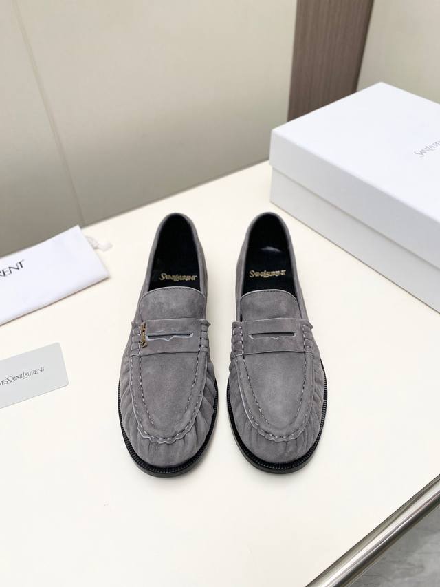 工厂P价 女装女鞋 运动原单 出货统一带飞机盒G988Saint Lauren*Ysl圣罗兰最新品Ysl小Logo两穿踩跟乐福鞋。 DDD 标志性的小Logo是