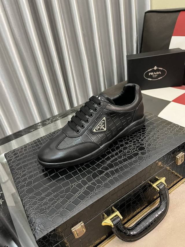 出厂价Pp： Prad*普拉达男士高端精品，简约休闲运动鞋，这款选用皮革和尼龙打造，形成出其不意的纹理对比。特别的同色调工艺打造别致设计，鞋面饰涂珐琅金属三角形
