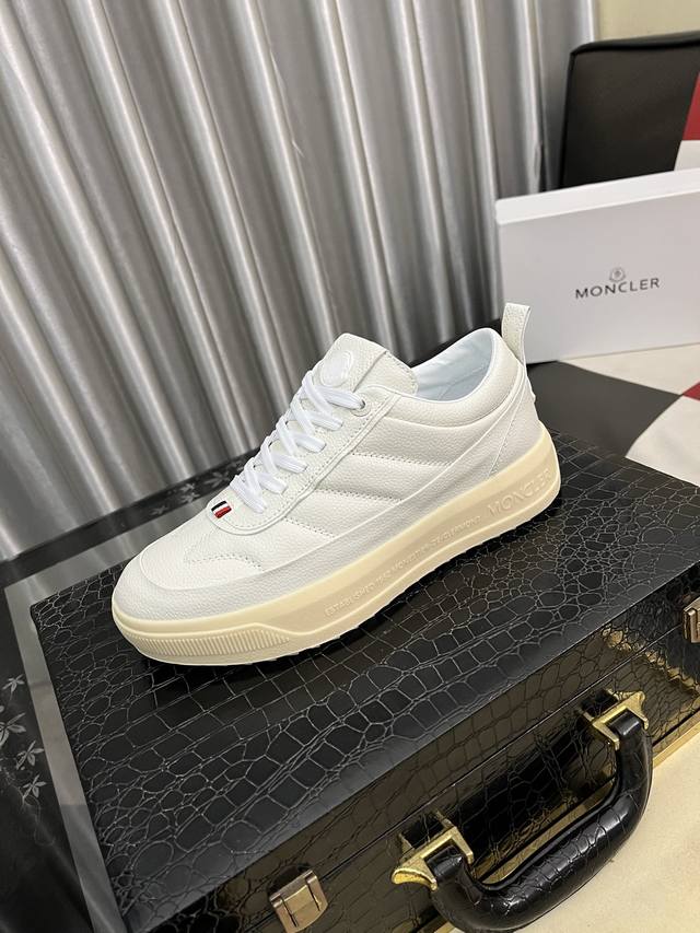 出厂价Pp： Moncle * 蒙口男士休闲板鞋，进口飞织搭配滴胶，柔韧性能好，抗皱性强 经久耐穿，小块黑白红三色点缀 鞋舌附带橡胶Logo徽章 简单随意，内里