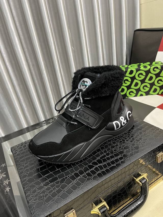 出厂价Pp： Dg-杜嘉班纳 最新爆款休闲鞋，鞋舌带有品牌标志性细节，丝绸牛皮与牛反绒相结合提升格调。时尚百搭，可为各式造型增光添彩。塑造独具动感活力与摩登气息