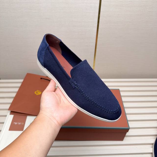 工厂P价 男装男鞋 运动原单这款Loro Piana莫卡辛鞋采用Wish羊毛面料制成。鞋面如针织品一般，采用织机制作，再与橡胶鞋底加装在一起。Rain Syst