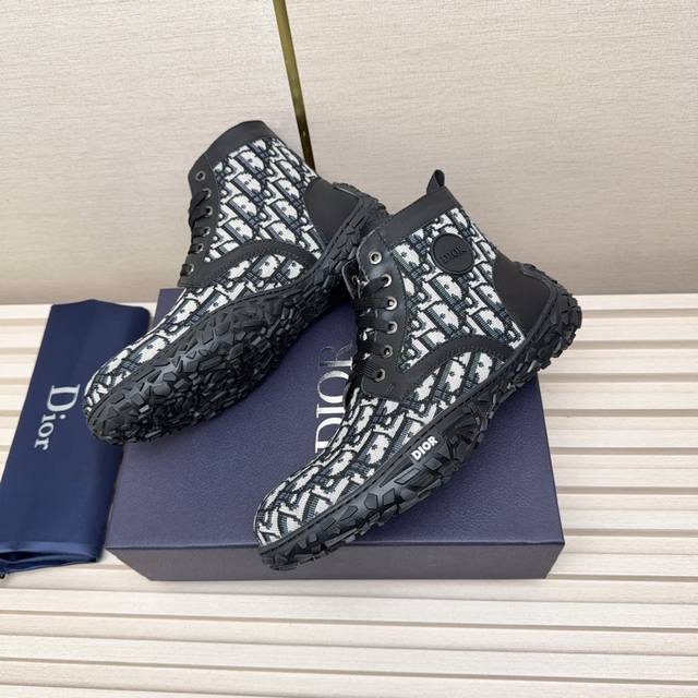 工厂P价 男装男鞋 运动原单 Dover靴子是换季时节的实用之选，兼具保护性能与经典格调。采用坚固耐磨的Rugged Calf皮革制成，经滚筒处理和手工润饰，呈