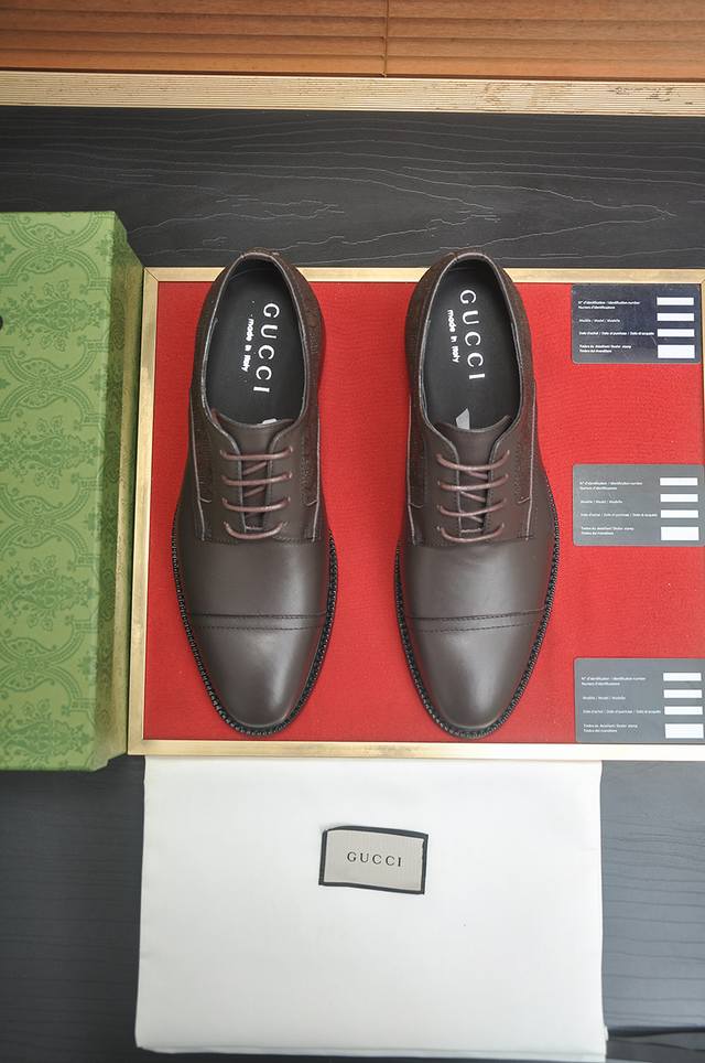 出厂价P Lv 原单牛皮内里 Lv最新真皮商务西装鞋官网同步上市，意大利进口 头层牛皮一比一重金打造，官网1:1橡胶大底。穿着百搭，高档不失档次，彩色搭配气度不