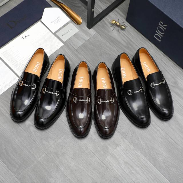 商品商标：Dior 迪奥 商务套脚皮鞋 DDD 正码码数: 39-45 DDD 商品材料：精选珠光牛皮鞋面 牛皮内里 原版橡胶大底 DDD