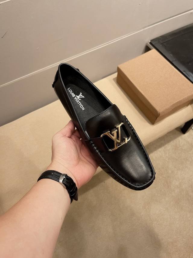 品牌Lv， 好质量，只卖懂货的你 官方最新款，官方原版豆豆鞋，意大利原单，顶级精湛工艺，高端精品男士奢侈鞋，英伦时尚风 鞋面原版，柔软小牛皮面，懒人套脚乐福款，