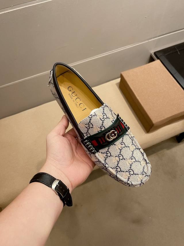 实价 Gucci 古奇官方新款，意大利名模贵族们棒棒款，时尚界的佼佼者，无可超越，官方高品质精品豆豆男鞋。明星周杰伦同款，原单正品，采用进口原版牛皮+原版牛皮内