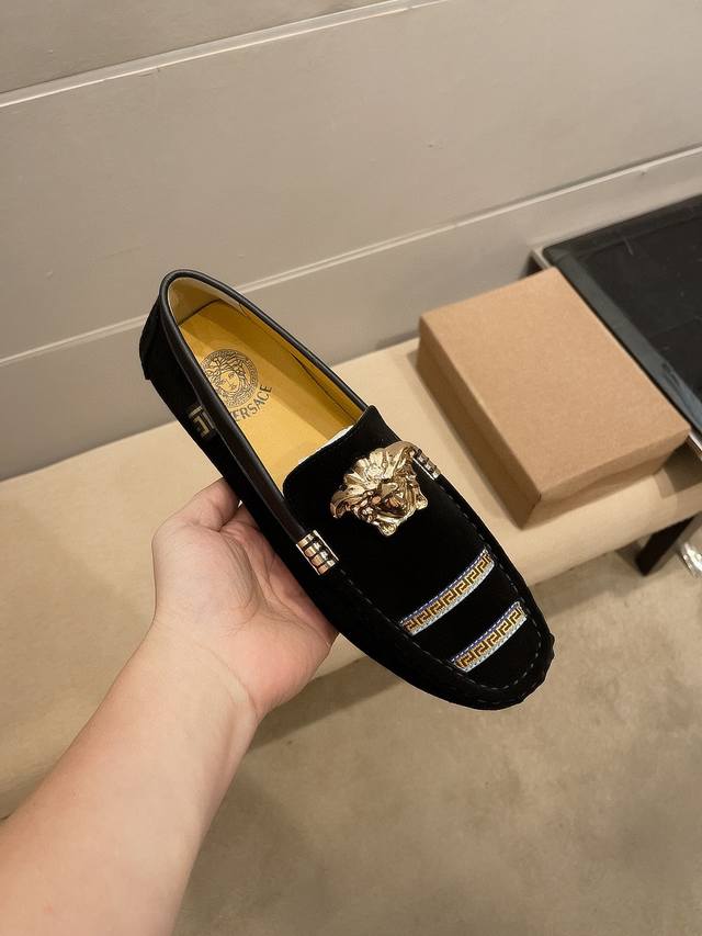 品牌范思哲，官方旗舰店正品新款，鞋面原版高丝光牛绒牛皮+性感美灶莎头像，男士的最爱，舒适透气牛里 拒绝掉色 ，原版进口耐磨橡胶底， 精致优雅男士心备佳品，采用精