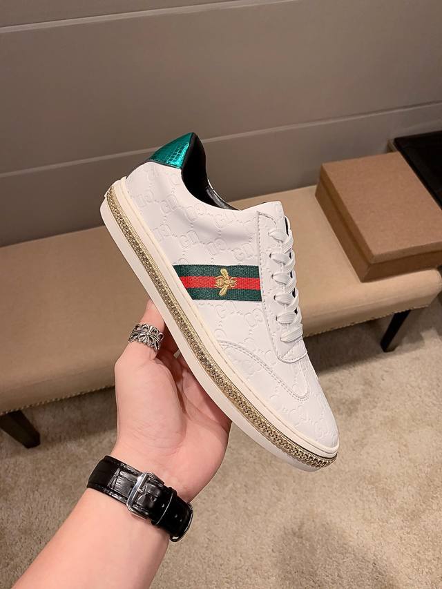 古奇官方旗舰店新款商务休闲鞋～四季潮鞋 专柜品质，1:1优质做工，鞋面:进口牛皮，全真羊里，时尚懒人商务风设计，休闲乐福款，跑步鞋青年人最适合不过啦。英伦潮靴