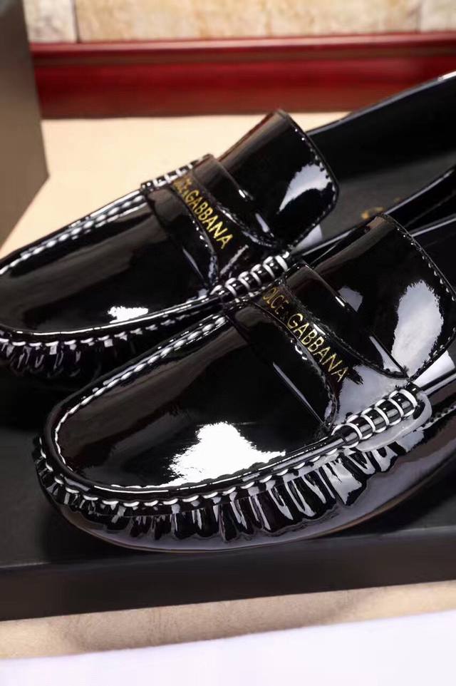 意大利奢牌杜纳经典复刻新版面 加入复刻90年代的独特经典元素 简约清爽的造绝对俘虏眼球 头层打蜡牛漆皮+头层穿着舒适透气羊里，配色更加适合秋夏季节配搭....