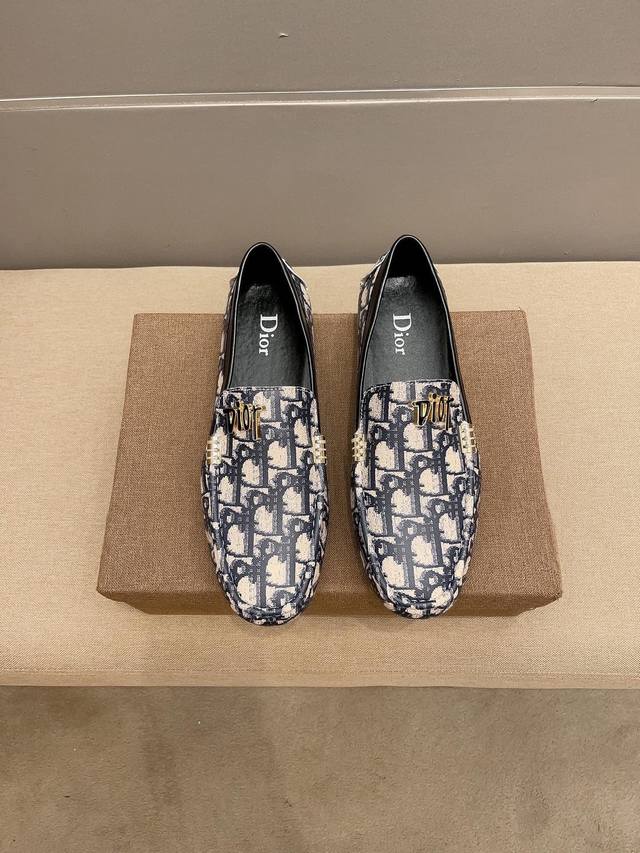 品牌迪奥，官方原版新款，这几年，迪奥品牌总是惊世骇俗...风靡全球 不掉色羊皮里 官方原版，鞋面采用意大利头层柔软牛皮，舒适奢华，男士的最爱，内里头层舒适吸汗牛