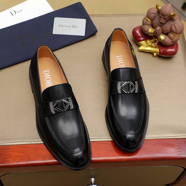 工厂P价 Dior 迪奥 香港专柜新款皮鞋上市 官网1:1制作 意大利牛皮+水染皮内里 欧美大师设计 完美造型打造专柜品质，纯色橡胶耐磨大底加经典炫头！超级百搭