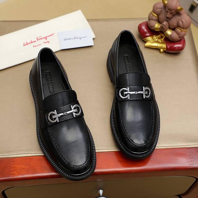 工厂P价 菲拉格慕[Ferragamo] 顶级进口西装男鞋官网原版复制，商品材料：精选 进口压纹小牛皮+奢华五金扣配件~进口水染牛皮内里。强烈立体视觉效果，原版