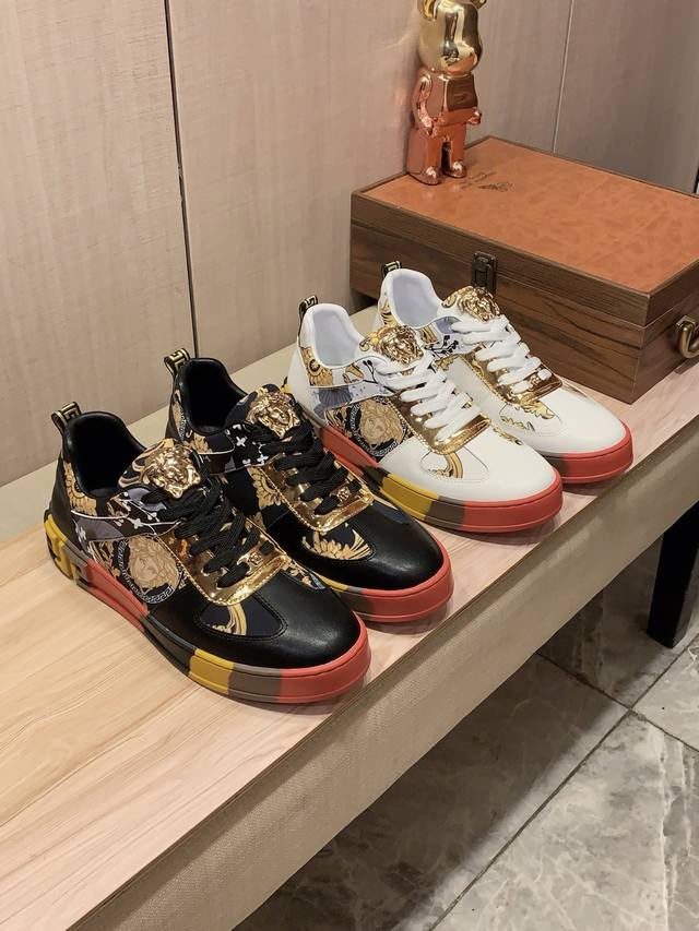 新款: 厂价 范思哲Versace* 最新爆款休闲鞋，顶端品牌 奢侈～代购，顶级～质量。 鞋面選用进口透气牛皮搭配布材质透气羊皮垫脚 精细做工。原版个性时尚柔软