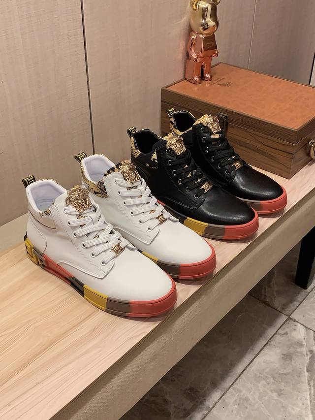 高帮新款: 厂价 范思哲Versace* 最新爆款休闲鞋，顶端品牌 奢侈～代购，顶级～质量。 鞋面選用进口透气牛皮搭配布材质透气羊皮垫脚 精细做工。原版个性时尚