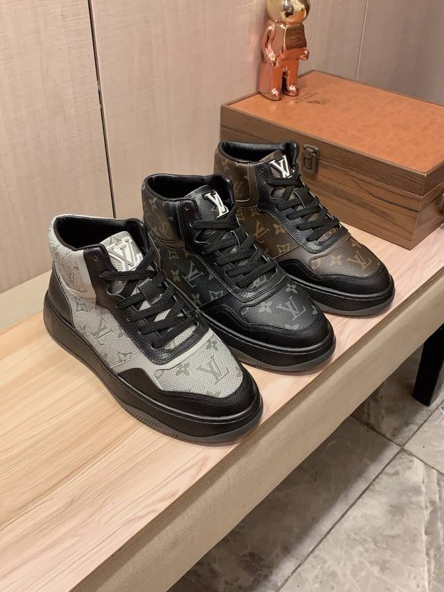 高帮新款: 厂价 Lv* 最新爆款休闲鞋，顶端品牌 奢侈～代购，顶级～质量。 鞋面選用进口透气牛皮搭配弹力布材质透气羊皮垫脚 精细做工。原版个性时尚柔软橡膠耐磨