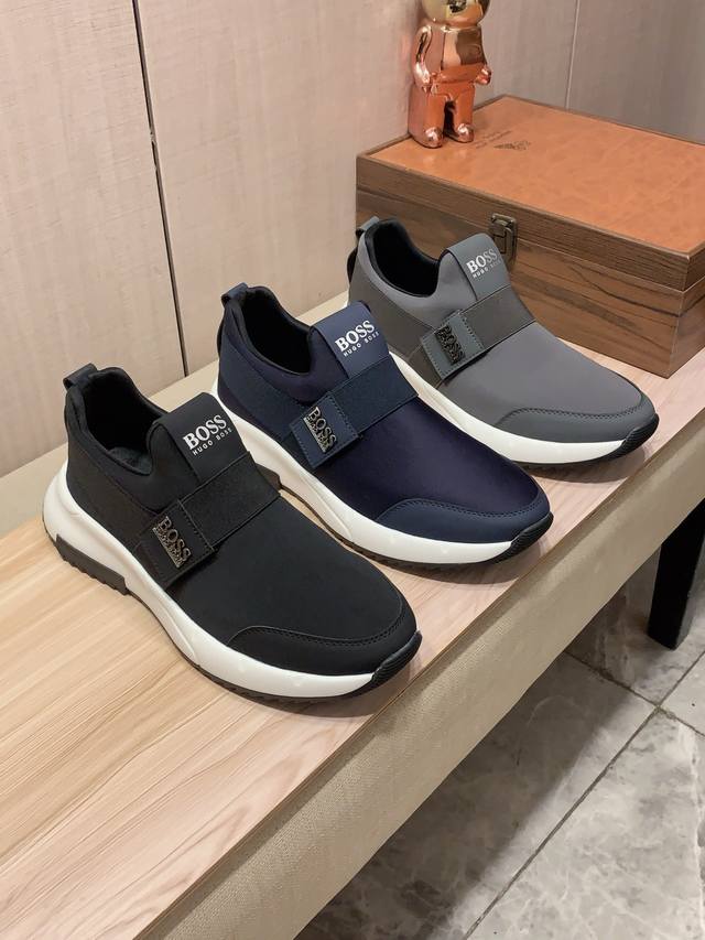 新款: 厂价 Boss* 最新爆款休闲鞋，顶端品牌 奢侈～代购，顶级～质量。 鞋面選用进口透气牛皮搭配弹力布材质透气羊皮垫脚 精细做工。原版个性时尚柔软橡膠耐磨