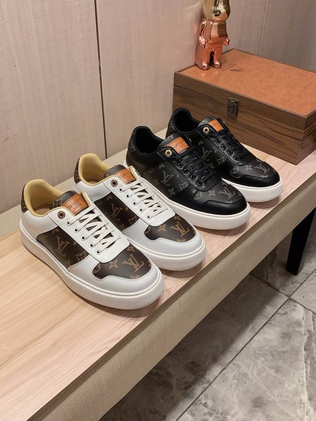 新款: 厂价 Lv* 最新爆款休闲鞋，顶端品牌 奢侈～代购，顶级～质量。 鞋面選用进口透气牛皮搭配材质透气羊皮垫脚 精细做工。原版个性时尚柔软橡膠耐磨防滑大底，