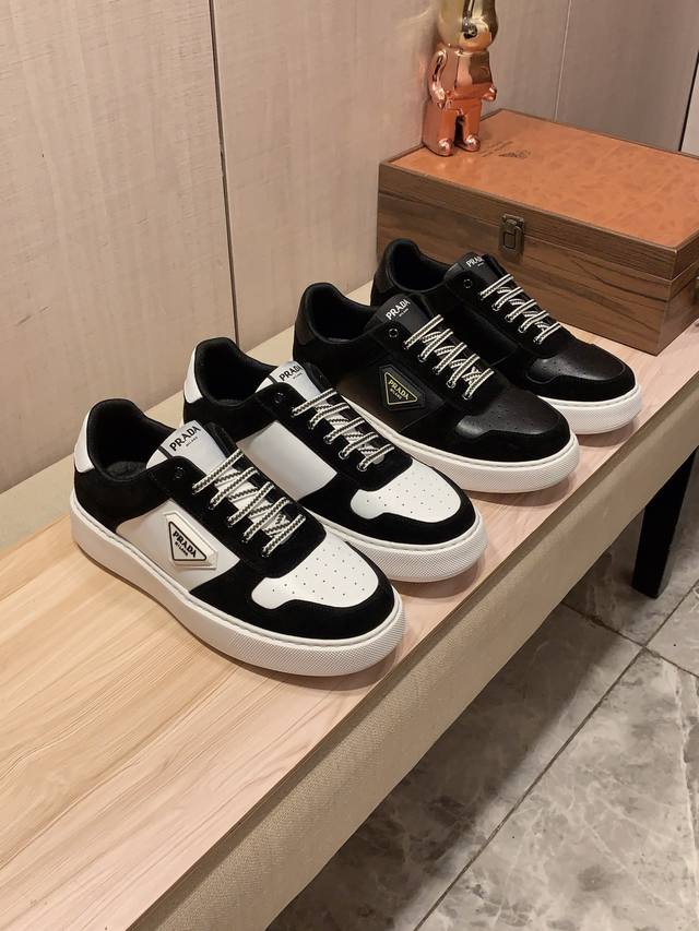 新款: 厂价 普拉达Prada* 最新爆款休闲鞋，顶端品牌 奢侈～代购，顶级～质量。 鞋面選用进口透气牛皮搭配材质透气羊皮垫脚 精细做工。原版个性时尚柔软橡膠耐