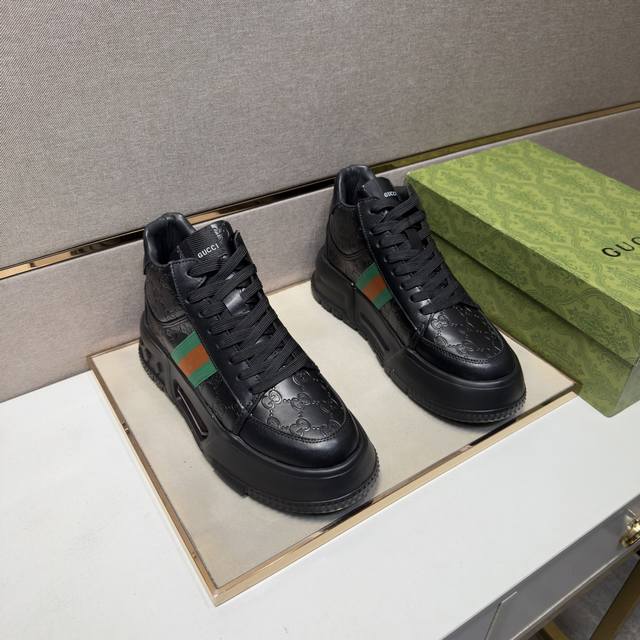 出厂价Pp 古驰～ 男士休闲高帮鞋 2026Z柜同步发售 码数:38-44# 1个颜色鞋面选用多材质拼接真皮内里，舒适透气，鞋底：原版舒适耐磨大底，实物拍摄实物