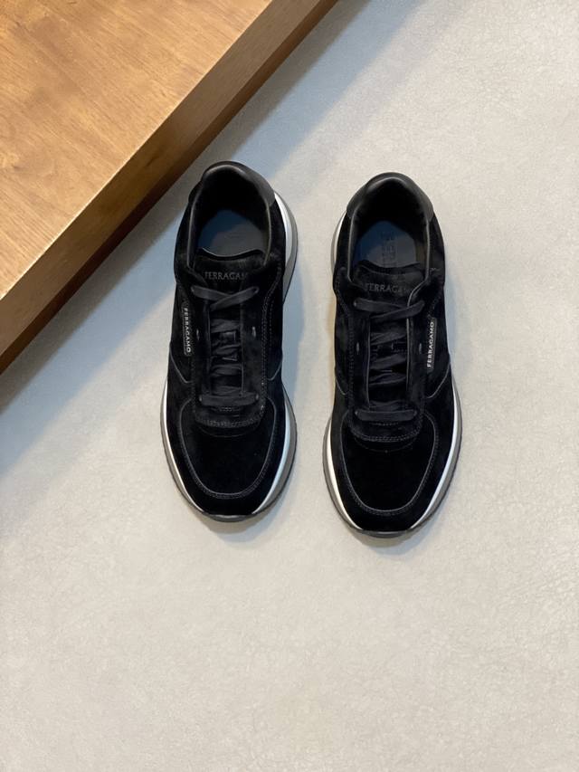 调工厂P价 菲拉格慕Ferragam 新款男士休闲运动鞋原版设计。这款鞋采用进口牛皮鞋面,内里本染小牛皮 小牛皮鞋垫 上脚柔软舒适透气 配原盒全套包装!看得见的 调工厂P价 菲拉格慕Ferragam 新款男士休闲运动鞋原版设计。这款鞋采用进口牛皮鞋面,内里本染小牛皮 小牛皮鞋垫 上脚柔软舒适透气 配原盒全套包装!看得见的