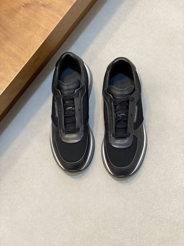 调工厂P价 菲拉格慕Ferragam 新款男士休闲运动鞋原版设计。这款鞋采用进口牛皮配透气条纹布鞋面,内里本染小牛皮 小牛皮鞋垫 上脚柔软舒适透气 配原盒全套包 调工厂P价 菲拉格慕Ferragam 新款男士休闲运动鞋原版设计。这款鞋采用进口牛皮配透气条纹布鞋面,内里本染小牛皮 小牛皮鞋垫 上脚柔软舒适透气 配原盒全套包