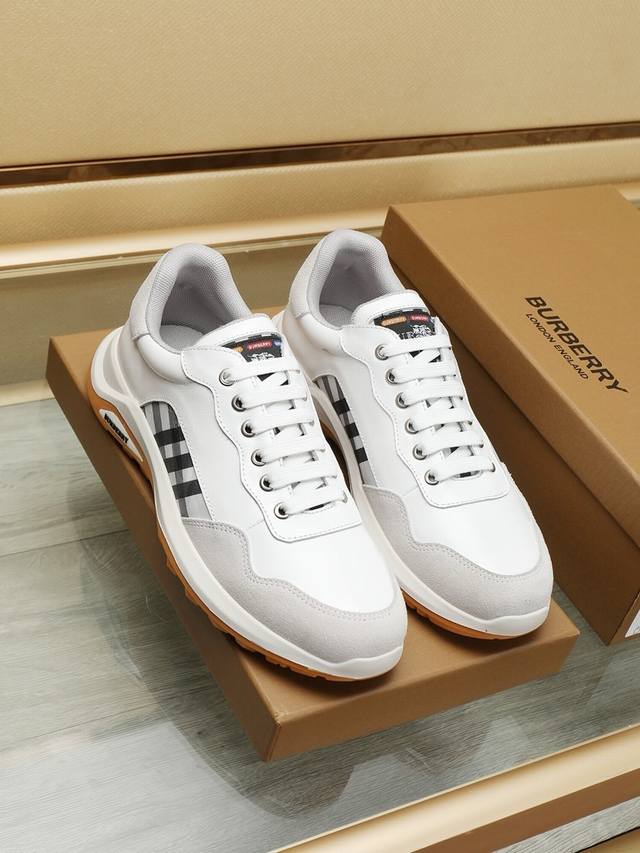 工厂P价 巴宝莉 Burbdrry冬季最新款休闲鞋、鞋面料精选头层牛皮 采用头层羊皮内里 原版布料复制、原版大底,精美线条、没有过多修饰,显的大方风格、上脚舒服 工厂P价 巴宝莉 Burbdrry冬季最新款休闲鞋、鞋面料精选头层牛皮 采用头层羊皮内里 原版布料复制、原版大底,精美线条、没有过多修饰,显的大方风格、上脚舒服