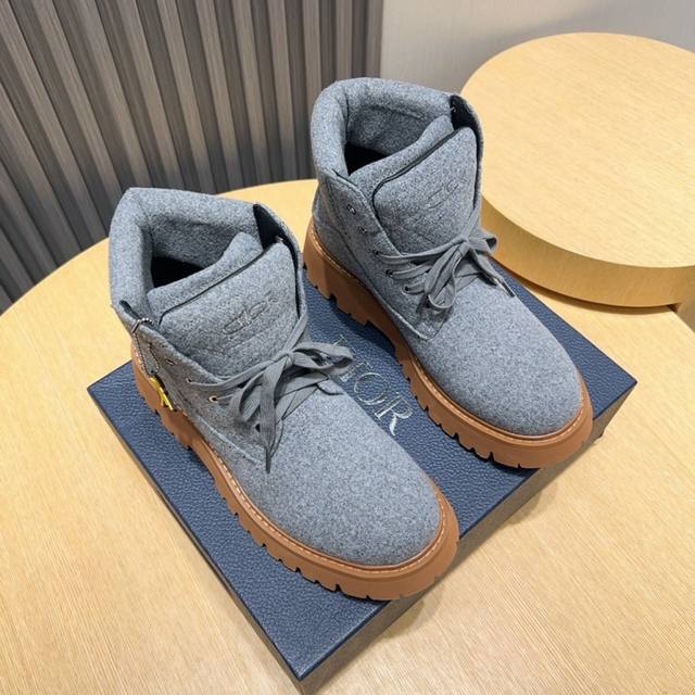 工厂P Dior 迪奥同步上线 这款最新秋冬爆款男靴是该系列新品，延续 Di*R的经典款式。鞋面选用原版布料制作，搭配原版防滑耐磨橡胶大底，后侧鞋口和鞋跟处均带