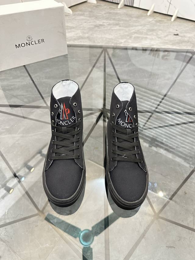 价: ￥P DDD 商品商标：Moncler 蒙口 高帮休闲鞋 DDD 正码码数: 38-45 可订做46 DDD 商品材料：鞋面进口牛皮拼接原版布料，羊皮内里