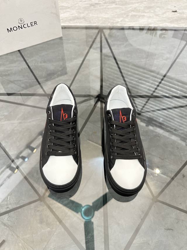 价: ￥P DDD 商品商标：Moncler 蒙口 低帮休闲鞋 DDD 正码码数: 36-45 可订做46 情侣款 DDD 商品材料：鞋面进口牛皮拼接原版布料，