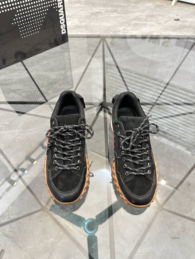 价: ￥P DDD 商品商标：Dsquard D2次方* 高帮休闲鞋 DDD 正码码数: 38-45 可订做46. DDD 商品材料：鞋面进口牛皮拼接磨砂皮，透