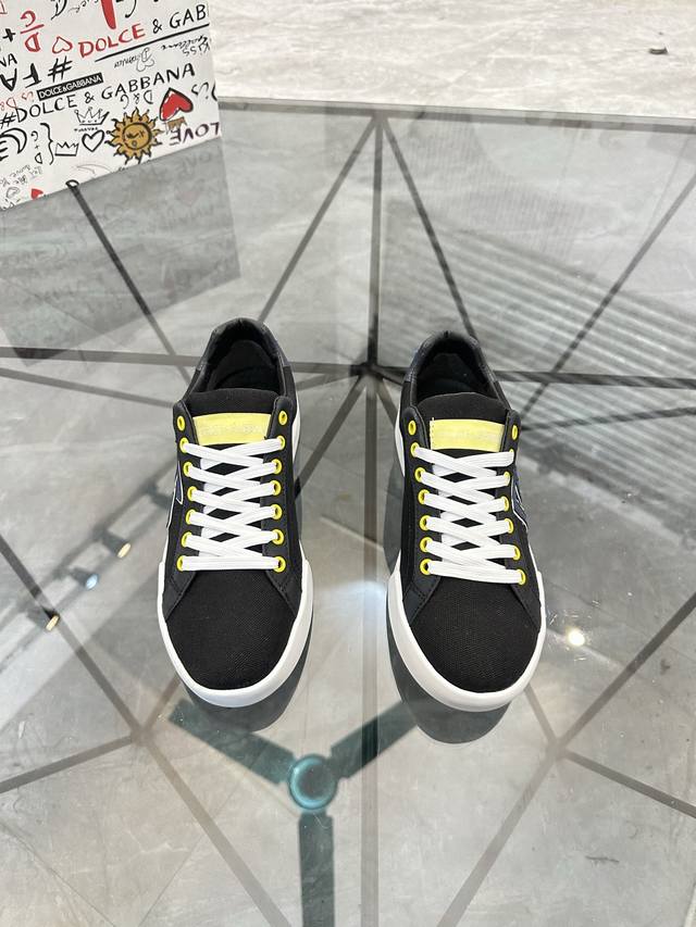 价: ￥P DDD 商品商标：Dg* 杜嘉班纳* 低帮休闲鞋 DDD 正码码数: 36-45 可订做46 情侣款 DDD 商品材料：鞋面进口牛皮拼接原版布料，羊