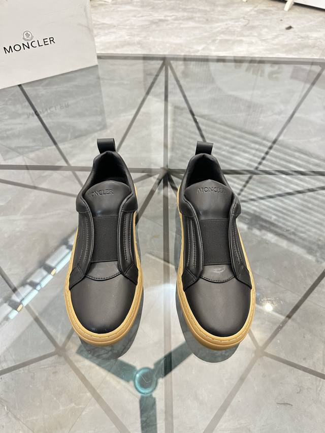 价: ￥P DDD 商品商标：Moncler 蒙口 低帮休闲鞋 DDD 正码码数: 38-45 可订做46 DDD 商品材料：鞋面进口牛皮，羊皮内里，原版大底。