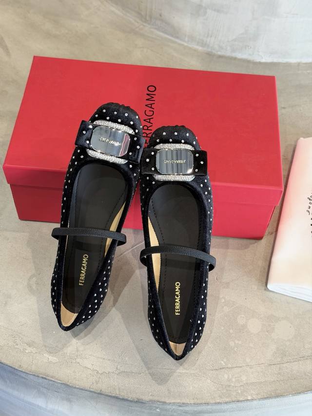 工厂P价 DDD Ferraga*O 菲拉*慕新款Vara蝴蝶结满天星钻面丝绒芭蕾舞鞋! DDD Blingbling 的闪钻和适合秋冬的丝绒材质碰撞,高级感拉 工厂P价 DDD Ferraga*O 菲拉*慕新款Vara蝴蝶结满天星钻面丝绒芭蕾舞鞋! DDD Blingbling 的闪钻和适合秋冬的丝绒材质碰撞,高级感拉