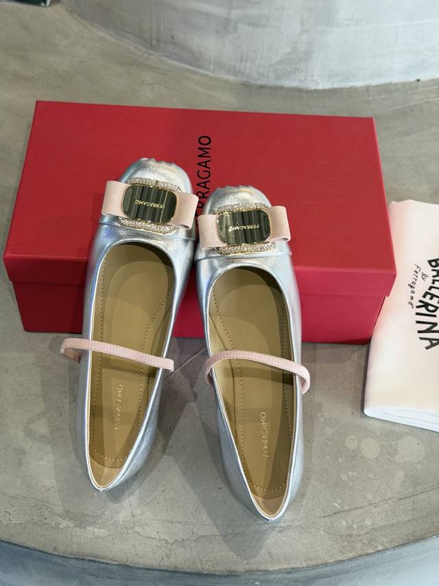 工厂P价 DDD Ferraga*O 菲拉*慕早春款全新Vara蝴蝶结芭蕾舞鞋平底鞋! DDD 它的设计非常精致,从鞋带到鞋面,每一个细节都充满了艺术感。 DD 工厂P价 DDD Ferraga*O 菲拉*慕早春款全新Vara蝴蝶结芭蕾舞鞋平底鞋! DDD 它的设计非常精致,从鞋带到鞋面,每一个细节都充满了艺术感。 DD