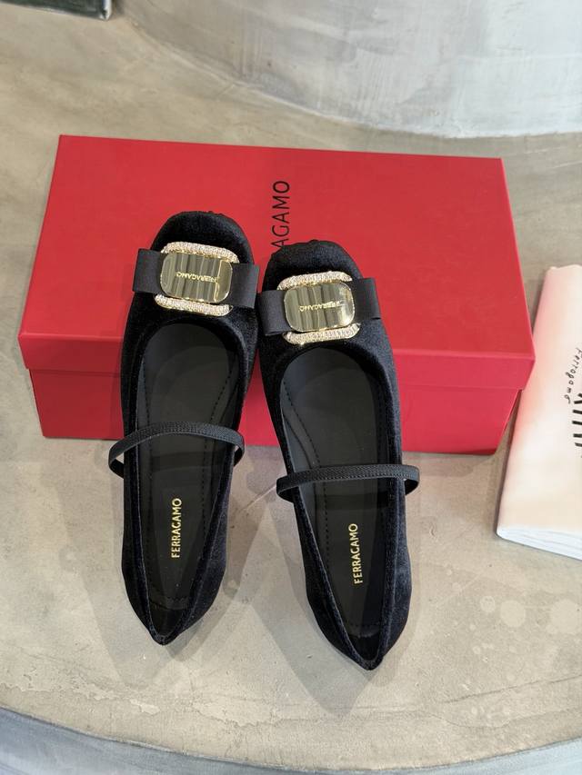 工厂P价 DDD Ferraga*O 菲拉*慕全新Vara蝴蝶结天鹅绒芭蕾舞鞋平底鞋! DDD 它的设计非常精致,从鞋带到鞋面,每一个细节都充满了艺术感。 DD 工厂P价 DDD Ferraga*O 菲拉*慕全新Vara蝴蝶结天鹅绒芭蕾舞鞋平底鞋! DDD 它的设计非常精致,从鞋带到鞋面,每一个细节都充满了艺术感。 DD