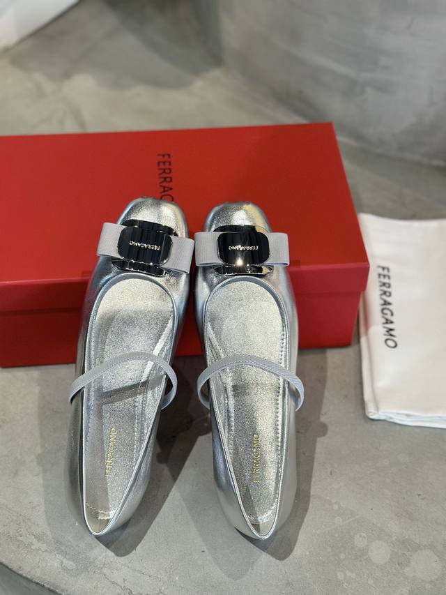 工厂P价 DDD Ferraga*O 菲拉*慕早春款全新Vara蝴蝶结芭蕾舞鞋平底鞋！ DDD 它的设计非常精致，从鞋带到鞋面，每一个细节都充满了艺术感。 DD