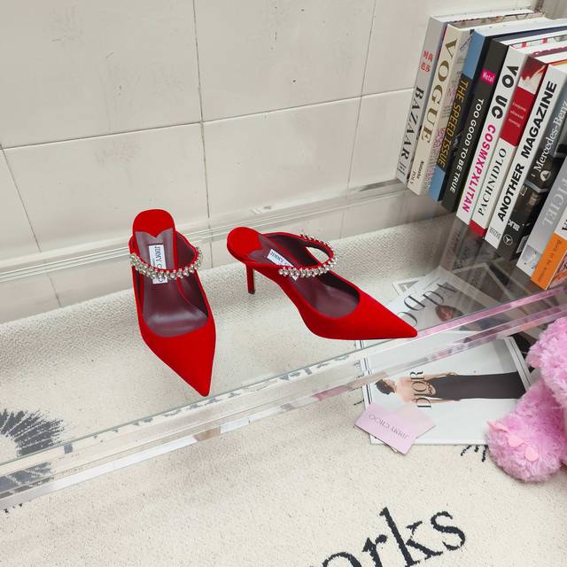 工厂P价 DDD Jimmy Choo 穆勒鞋,采用质感丰盈的丝绒材质制作,利落尖头搭配细高跟,摩登时尚,迷人吸睛。优美一脚蹬廓形,水晶饰带环绕脚面,稳稳固定双 工厂P价 DDD Jimmy Choo 穆勒鞋,采用质感丰盈的丝绒材质制作,利落尖头搭配细高跟,摩登时尚,迷人吸睛。优美一脚蹬廓形,水晶饰带环绕脚面,稳稳固定双