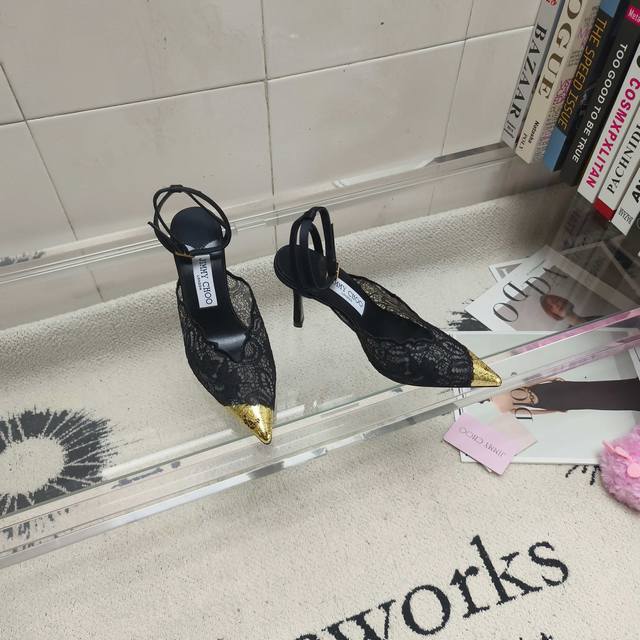 工厂P价 DDD Jimmy Choo 黑金蕾丝高跟鞋,蕾丝鞋面+金色尖头,复古又奢华!细高跟拉长腿部线条,脚踝绑带设计更稳固,尖头修饰脚型,优雅又性感。蕾丝轻 工厂P价 DDD Jimmy Choo 黑金蕾丝高跟鞋,蕾丝鞋面+金色尖头,复古又奢华!细高跟拉长腿部线条,脚踝绑带设计更稳固,尖头修饰脚型,优雅又性感。蕾丝轻