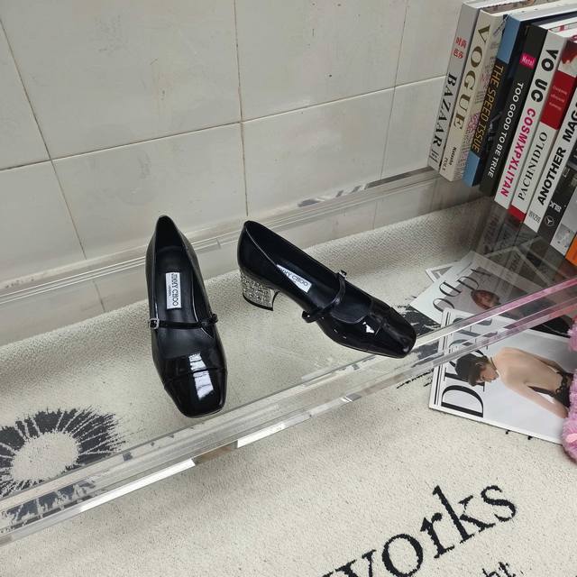 工厂P价 DDD Jimmy Choo Elisa Crystal 45 系列高跟鞋,经典鞋型的璀璨焕新之作,搭配水晶饰阔跟造型,闪耀夺目,亮眼吸睛。精美玛丽珍 工厂P价 DDD Jimmy Choo Elisa Crystal 45 系列高跟鞋,经典鞋型的璀璨焕新之作,搭配水晶饰阔跟造型,闪耀夺目,亮眼吸睛。精美玛丽珍