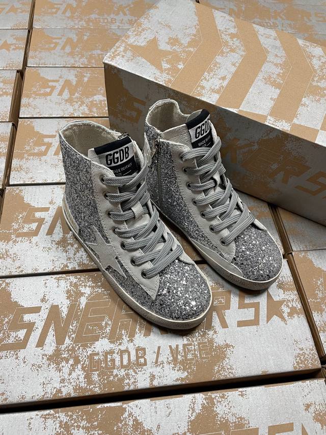 出厂价P 、3D图案+20、毛里+20 DDD Ggdb小脏鞋.男女同款童鞋 DDD Ggdb 小脏鞋 火红程度比小白鞋还要早，打破传统审美，小脏鞋做到了！就是