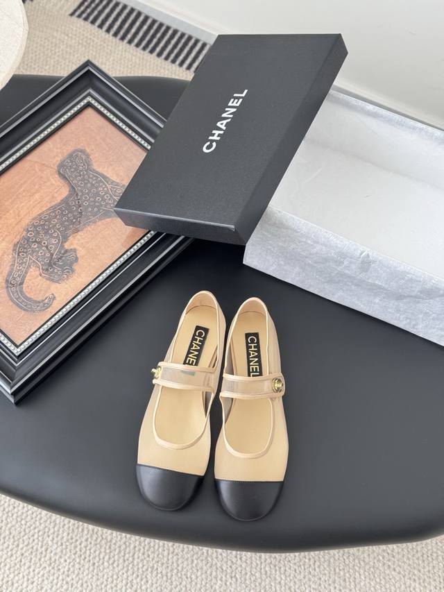 Chanel 25S走秀款玛丽珍单鞋 DDD 简约又不失甜美俏皮！ DDD 立体电绣Logo，纯色面料清爽易搭，搭配扣子更加跟脚。内里羊皮 真皮大底 DDD S