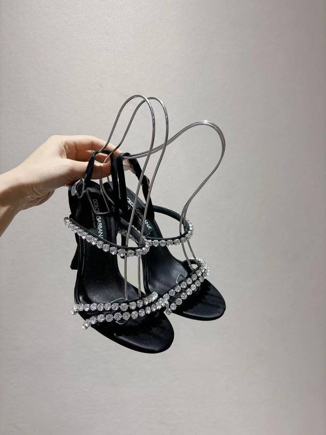 Dg新款镶钻凉鞋 35-42码数真皮大底，真丝面料羊皮内里垫脚 跟高10厘米 DDD