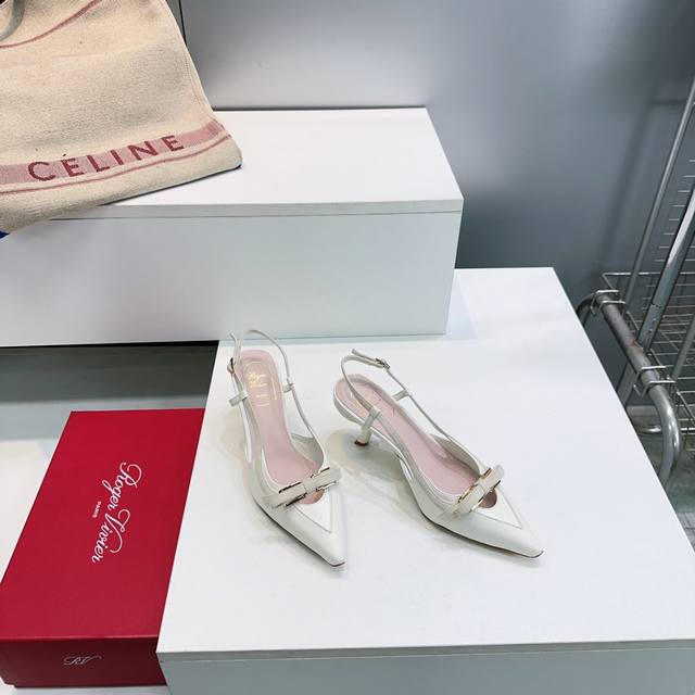 高品质出厂 ！顶级品质Roger Vivier 26早春Rv新品蝴蝶结猫跟尖头后空凉鞋！ DDD 小方扣高跟鞋后袢带凉拖 Rv必入款 她上脚也太美了吧 Rv新款