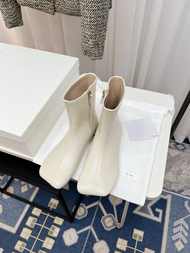 2025秋冬发布 The Row 潮品设计感短靴 不随波逐流，只定义潮流！羊皮质感包裹双脚，斜方头设计颠覆平庸，圆跟加持舒适与格调。这双短靴，是你鞋柜里最具设计