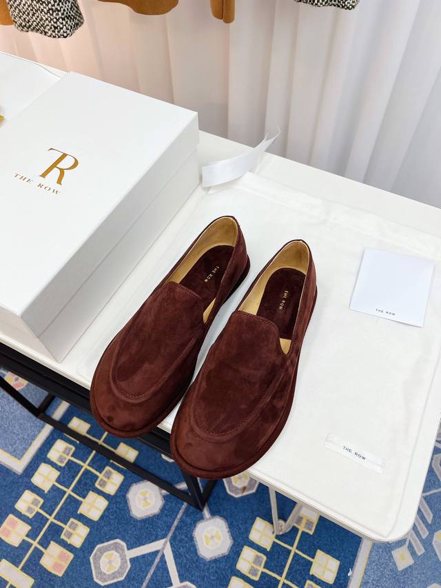 The Row_新款复古乐福鞋 新款The Row乐福鞋，第一眼看到这个鞋子就爱上了，带点复古味随意搭配都好看！各大网红博主都在穿它，前后无港宝，整个鞋子非常柔