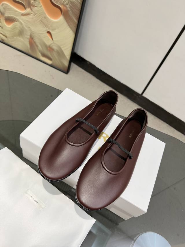 The Row DDD 绝美单鞋The Row 2025早秋新款芭蕾舞鞋好美的芭蕾舞鞋，柔软到感受不到它的存在，简约的设计和毫不妥协的高品质，将极简主义美学贯穿