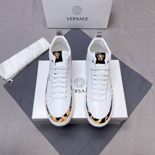 范思哲 高邦男士Hk专柜同步发售。码数：38-44。鞋底：原厂特供原版底，独家活动成型底超级舒适，原厂跟单货，高品质，细节决定品质、我们只为用心做好鞋，可随意进