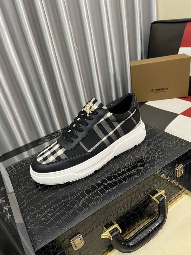 调工厂P价 男装男鞋 运动原单 巴宝莉* 最新爆款休闲鞋,顶端品牌 奢侈~代购,顶级~质量。 鞋面選用进口透气牛皮搭配布面材质透气羊皮垫脚 精细做工。原版个性时 调工厂P价 男装男鞋 运动原单 巴宝莉* 最新爆款休闲鞋,顶端品牌 奢侈~代购,顶级~质量。 鞋面選用进口透气牛皮搭配布面材质透气羊皮垫脚 精细做工。原版个性时